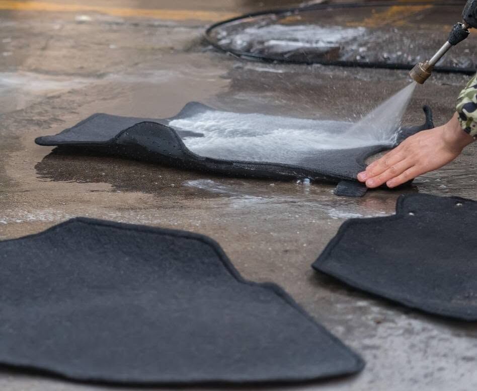 Reinigung der Fußmatten mit Hochdruck